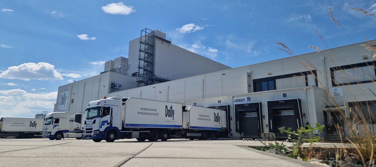 Lkw der Förster Group an der Laderampe eines Tiefkühllagers